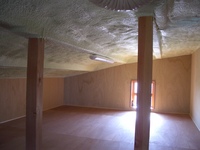 小屋裏は、現場発泡のウレタン断熱材を使用し、<br />
窓が小さいので家の中で夏一番涼しい場所になります。